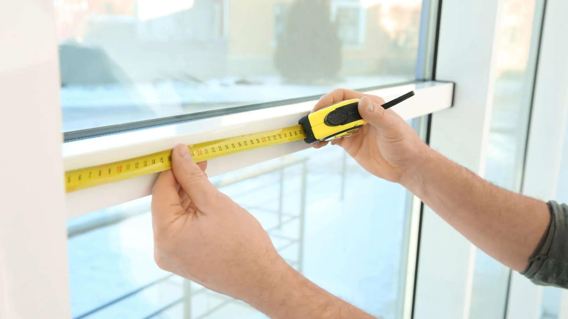 Nettoyage de vitres pour entreprises à Chalon-sur-Saône : façade moderne avec grandes baies vitrées de bureaux propres.