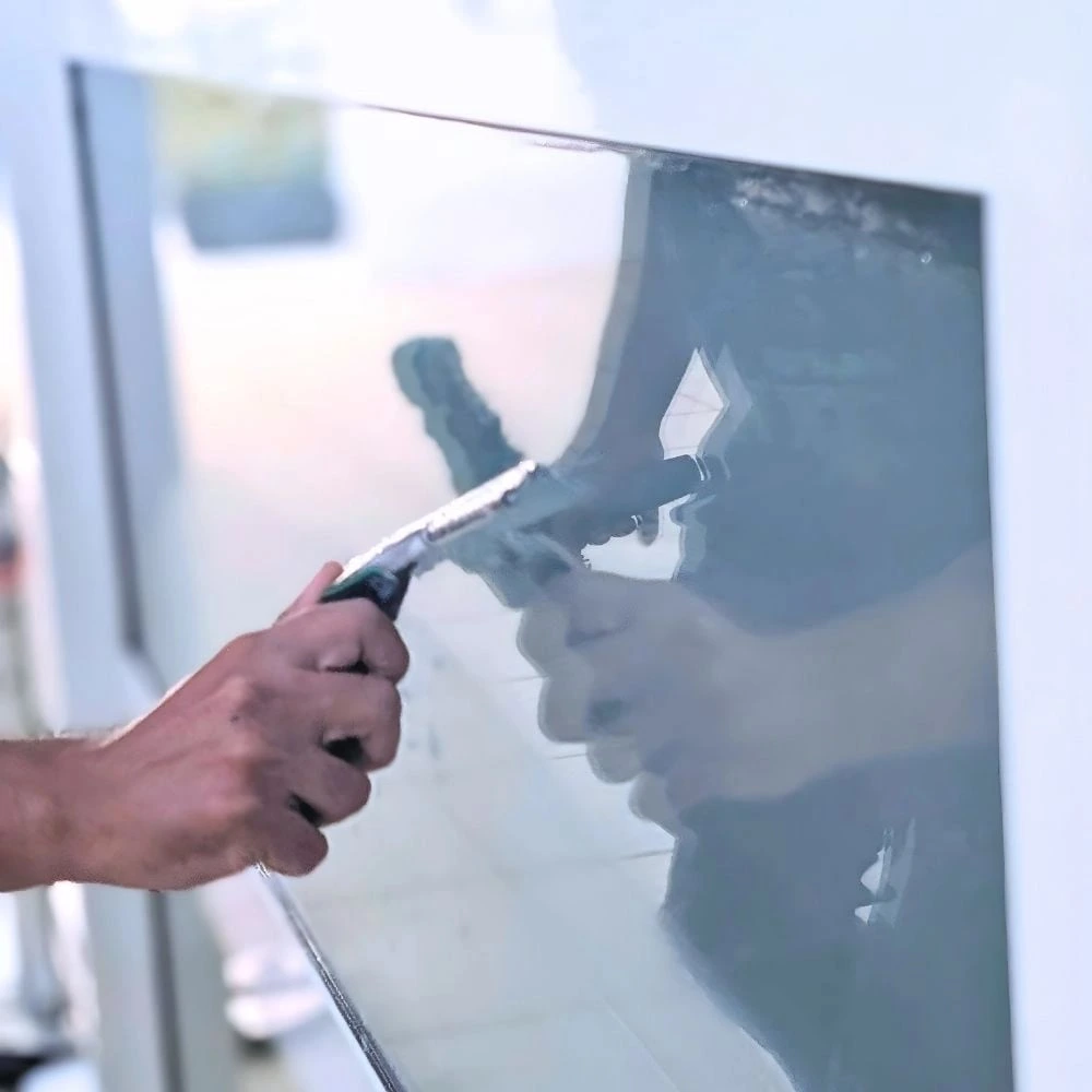 Nettoyage de vitres pour entreprises à Chalon-sur-Saône : façade moderne avec grandes baies vitrées de bureaux propres.